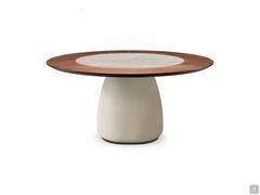 Tavolo Botero rotondo nella versione in legno essenza con inserto centrale in ceramica. L'inserto è disponibile sia fisso che girevole, per essere impiegato come lazy susan