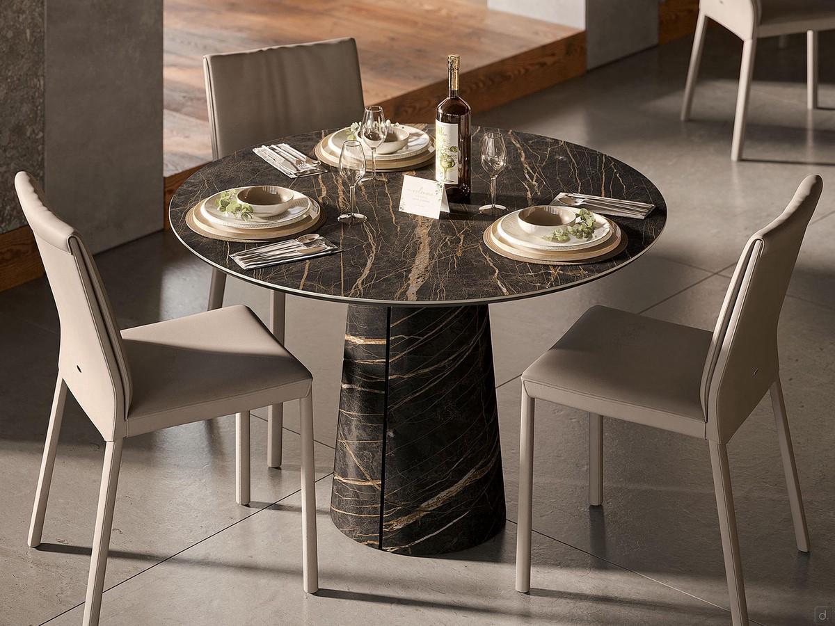 Tavolo rotondo da bistrot Cuba di Cattelan caratterizzato dal particolare design conferitogli dalla pietra ceramica che, oltre al piano, avvolge anche tutta la base conica dandole l'aspetto di un monolite