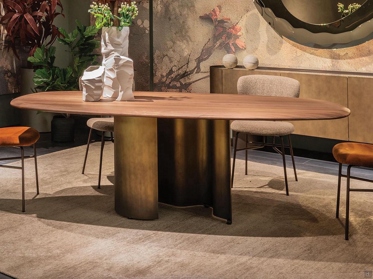 Tavolo in legno con base in acciaio Papelito di Cattelan nella versione con piano in Noce Canaletto con bordi a saponetta