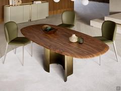 Tavolo in legno con base in acciaio Papelito di Cattelan: in foto piano in noce canaletto e base in metall goffrato oxybrass