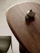 Dettaglio del piano in legno essenza del tavolo Papelito, disponibile anche in vetro o pietra Keramik, rettangolare, sagomato a botte oppure ovale