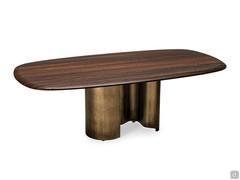 Tavolo Papelito con piano in legno essenza RB Rovere Bruciato, bordi a saponetta e base in acciaio goffrato oxybrass