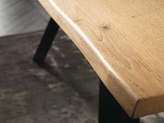 Particolare del piano in rovere massello spazzolato con bordo irregolare, disponibile sui modelli fissi