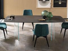 Tavolo fisso Alvaro nella versione a botte con piano in ceramica e basamento alternativo in vetro trasparente extrachiaro