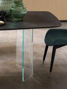 Dettaglio del basamento in vetro trasparente extrachiaro, con il quale è possibile configurare anche un piano in ceramica opaca o lucida (con sottopiano in mdf laccato nero)