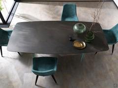 Vista superiore del piano in ceramica opaca Ossido Nero, nella versione sagomata a botte