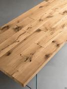 Dettaglio del piano dogato, dalla particolare struttura a listelli di rovere (tinto o naturale) che ricorda un pavimento