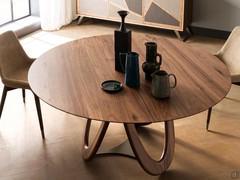 Piano da centimetri 160 in massello noce con bordo inclinato. Basamento lavorato manualmente fino ad ottenere tre ellissi unite dalla piastra di rinforzo in metallo verniciato ottone laccato