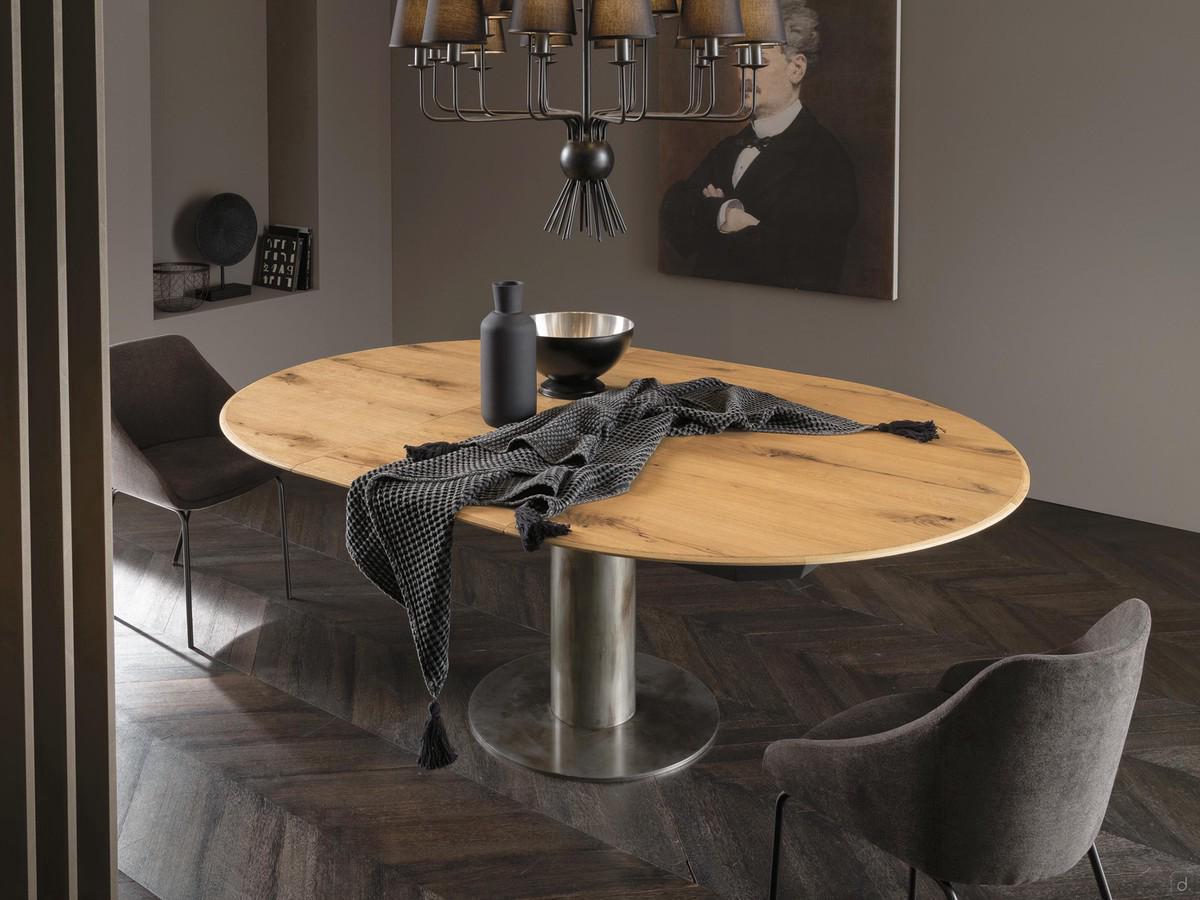 Tavolo rotondo Bolivar - scultoreo basamento cilindrico in metallo decor, piano in rovere Kuba spessore 2 cm