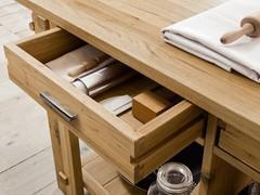 Particolare della struttura in massello di rovere di uno dei tre cassetti reversibili di cui è dotata l'isola cucina