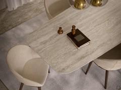 Dettaglio del piano in ceramica KM21 Colosseo, finitura opaca che richiama il marmo travertino