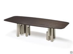 Tavolo Skyline di Cattelan nella versione con piano in legno RB e basamento in metallo goffrato titanio GFM11