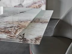 Dettaglio delle allunghe in vetro Crystalart, effetto marmo Cotopaxi