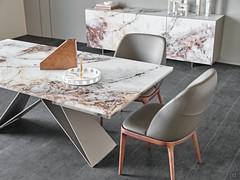 Tavolo allungabile Premier di Cattelan nella versione con allunghe riposte sottopiano, tutto realizzato in vetro stampato Crystalart in finitura Cotopaxi