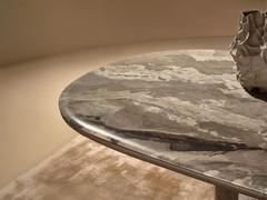 Particolare del piano in marmo Camouflage sp. 20 mm con bordo in legno massello sp. 30 mm