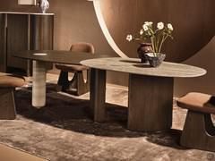 Tavolo Lotus Large, con anche la gamba opzionale in marmo a contrasto con il top in legno. Legno tinto Cocoa e piano in marmo travertino