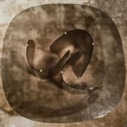 Vista dall'alto del tavolo Lens nella versione quadrata, con tre basamenti e angoli stondati