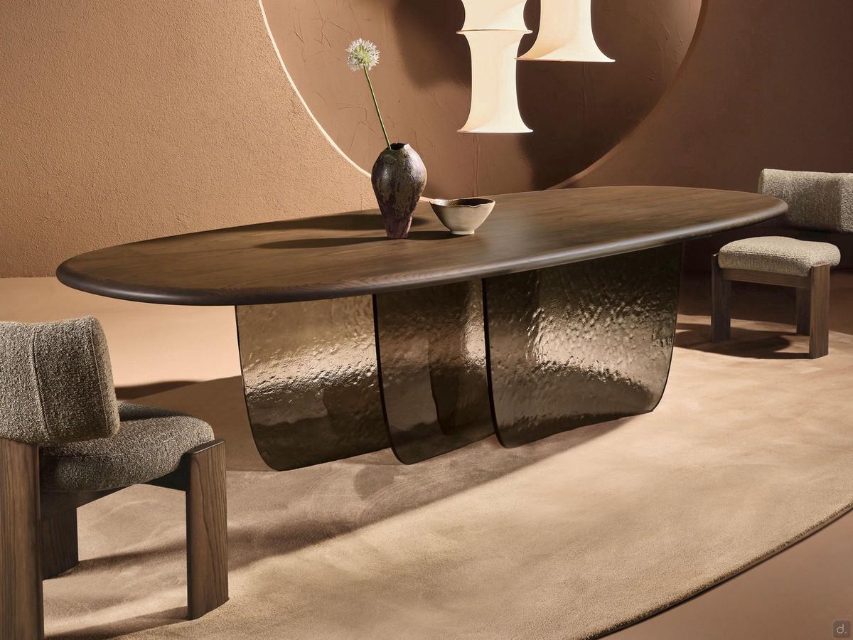 Tavolo in legno con base in vetro Alisio, con piano in frassino tinto Cocoa e base in vetro martellato fumé