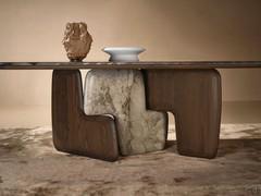 Dettaglio della base scultura del tavolo Arden che combina elementi in legno di frassino Cocoa con elementi in marmo Camouflage, abbinamento ripreso sul pregiato piano sp. 5 cm in marmo con bordo in massello
