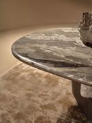 Particolare del piano in marmo Camouflage sp. 20 mm con bordo in legno sp. 30 mm