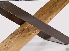 Dettaglio del basamento bi-materiale del tavolo Haynes, con una parte in metallo verniciato e una in legno di frassino o secolare