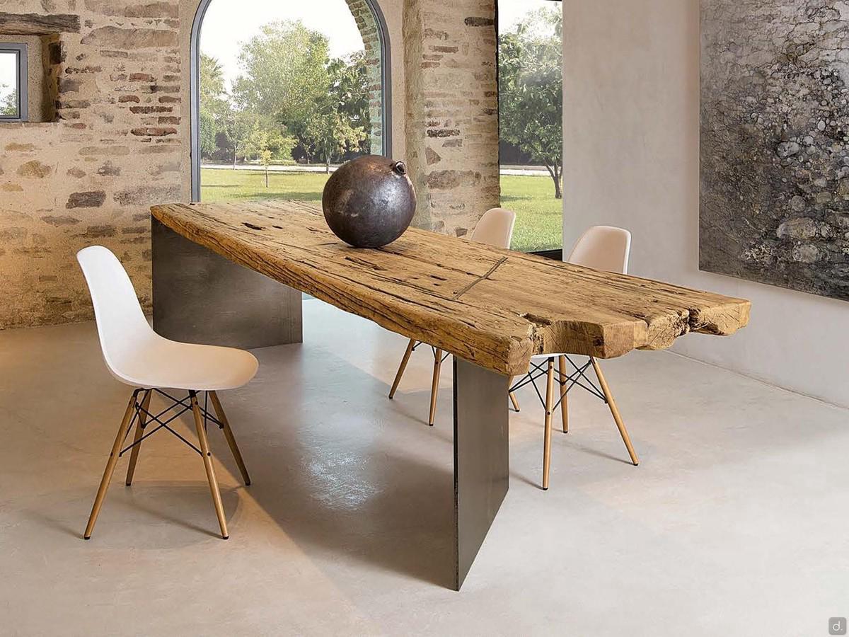 Tavolo in legno secolare scortecciato Florian, realizzato con tavole centenarie di recupero e completato da un basamento a due lastre in metallo verniciato