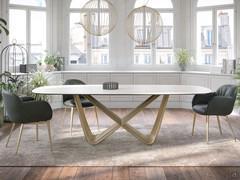 Tavolo Board sagomato a botte, con struttura tubolare in metallo verniciato oro opaco e piano in ceramica effetto travertino bianco