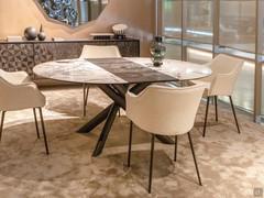 Tavolo Juno rotondo allungabile con piano da cm Ø140. Piano impreziosito dalle allunghe centrali in noce canaletto. Splendidi contrasti materici e riflessi superficiali