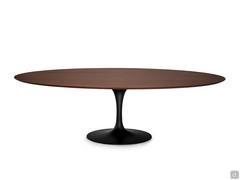 Tavolo Saarinen con piano ellittico in legno massello di rovere tinto noce scuro, qui abbinato alla base nera