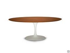 Tavolo Saarinen con piano ellittico in legno massello di rovere proposto in diverse tinte, qui abbinato alla base bianca