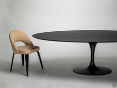 Tavolo Saarinen con piano ellittico in legno massello di rovere tinto nero abbinato alla base verniciata nero opaco