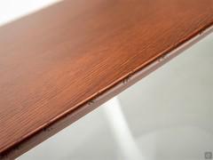 Dettaglio del caratteristico piano in legno massello di rovere con bordo smussato a becco di civetta