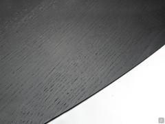 Dettaglio del caratteristico piano in legno massello di rovere con bordo smussato a becco di civetta