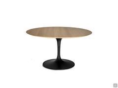 Tavolo Saarinen con piano rotondo in legno massello di rovere naturale, qui abbinato alla base nera