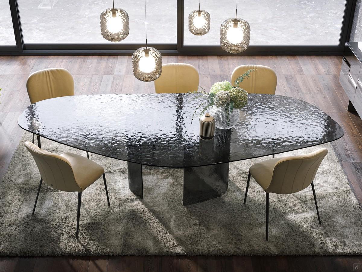 Tavolo di design in vetro battuto Source, qui mostrato a completamento di una luminosa zona living