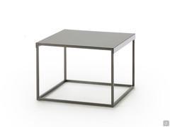 Tavolino Coby nella versione quadrata cm 50x50 h.40 fronte divano