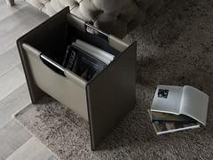 Portariviste Jerry di Cattelan, complemento di design interamente rivestito in cuoio e con struttura tubolare in metallo cromato