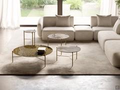 Sulla sinistra l'ampio piano da cm Ø100 in cristallo martellato bronzo abbinato ai tavolini con piano in ceramica silver root opaco. Tutti i modelli hanno base in metallo verniciato bronzo