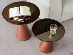 Coppia di tavolini Peyote in poliuretano laccato Paprika, con top in vetro specchiato bronzo