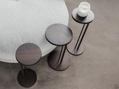 Tavolini Sting con piano in legno RB rovere bruciato e struttura in finitura GFM18 bronzo