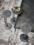 Tris di tavolini Sting nella versione tutta metallo, con piano e struttura in finitura Brushed Grey