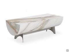 Tavolino in ceramica Caesar, nella versione realizzata interamente in pietra Keramik KM18 Marmo Borghini Calacatta Opaco. Struttura in metallo goffrato GFM11 Titanio