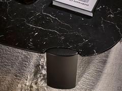 Il montante in legno della struttura emerge sfiorando il piano, integrandosi perfettamente sulla superficie