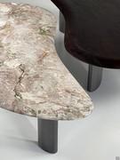 Tavolini Dedalo con piani in marmo Iris Heaven e in legno essenza Brown Oak