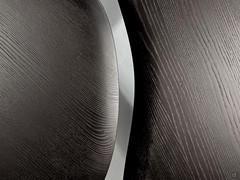 Dettagli e sagomature dei tavolini Dedalo in legno essenza Brown Oak