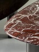Dettaglio del piano in marmo Rosso Levanto