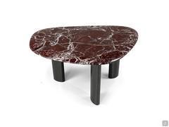 Tavolino Dedalo da 78 x 68 cm, alto 40 cm e qui proposto con piano in marmo Rosso Levanto e struttura in metallo verniciato Anodic Black