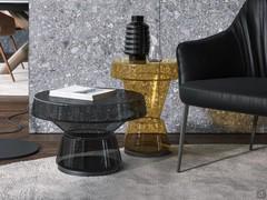 Coppia di tavolini Itaca mostrati nelle due varianti disponibili, qui utilizzate per completare un salotto moderno e dalle linee essenziali