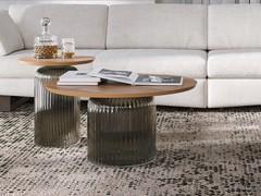 Composizione fronte divano di due tavolini Cannes in finitura fumè e piano in legno essenza noce canaletto