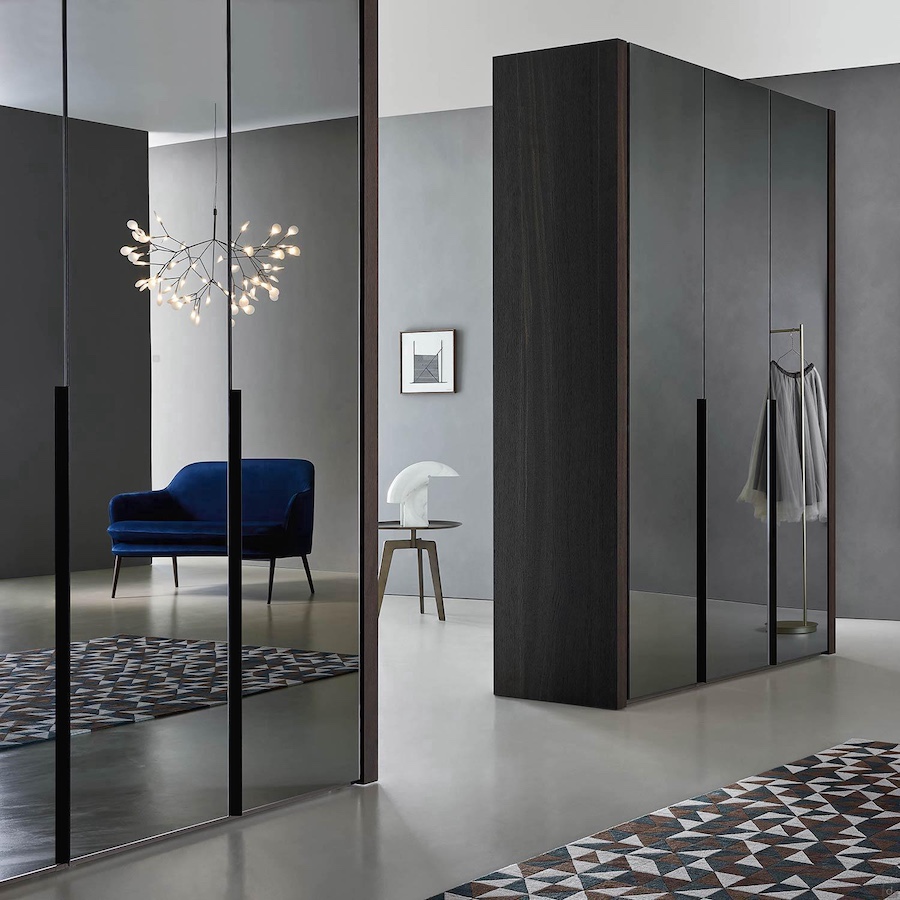 deux armoires de séparation avec portes en miroir